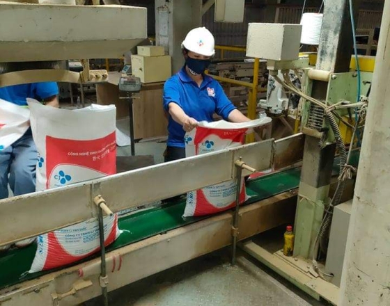 Bốc xếp hàng hóa siêu thị, thiết bị công nghệ.