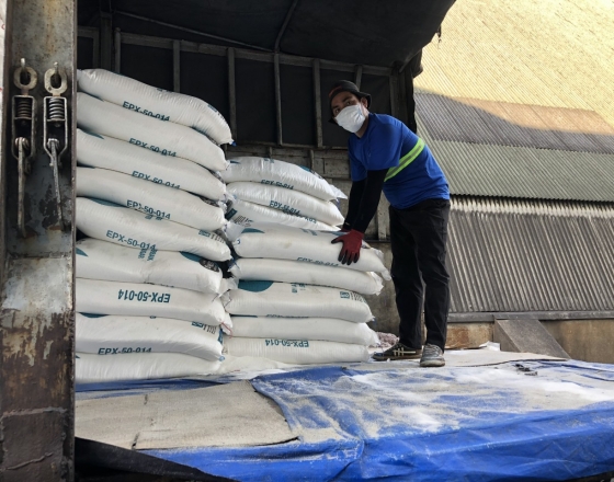 Cung cấp nhân lực công nhân bốc xếp thức ăn chăn nuôi.