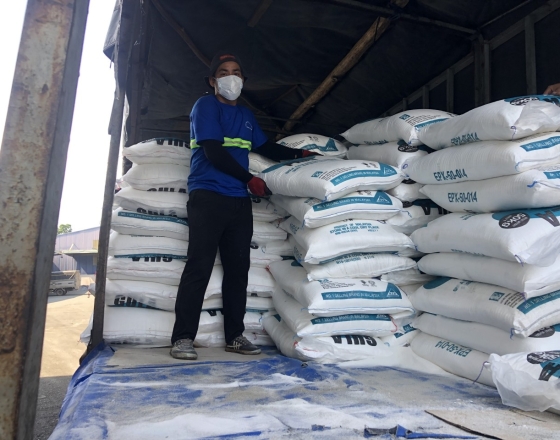 Bốc xếp, xuống hàng, đóng hàng cho xe tải và container.